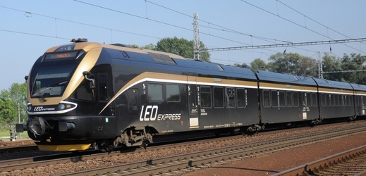 Typický černý vlak s přepychovým interiérem patří společnosti Leo Express.