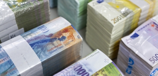 Švýcarské franky a eura.