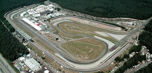 Velká cena Německa formule 1 by se letos měla podle promotéra seriálu Bernieho Ecclestona jet znovu na okruhu v Hockenheimu namísto na Nürburgringu, s nímž se v pořádání závodu pravidelně střídá.