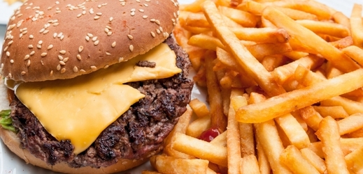 Kromě nezdravého jídla může hladinu cholesterolu způsobovat i vrozená vada (ilustrační foto).