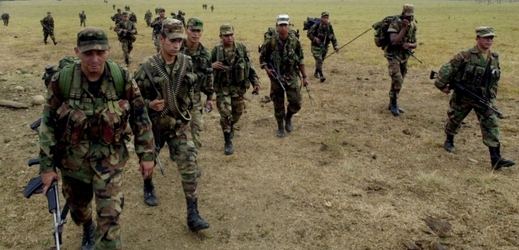 Kolumbijští vojáci zasahující proti jednotkám FARC.