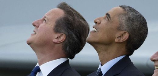 Spojenci v boji proti terorismu. Premiér Cameron a prezident Obama.