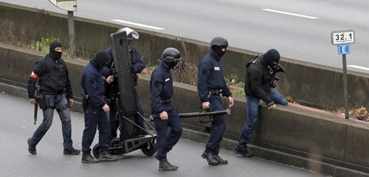 Francouzská policie při zásahu v Paříži proti útočníkovi, který obsadil košer obchod.