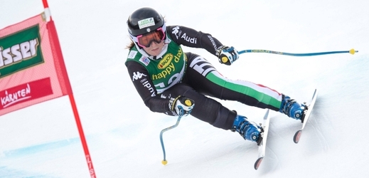 Zkrácený sjezd Světového poháru lyžařek v mlhavé Cortině d'Ampezzo vyhrála překvapivě domácí Italka Elena Fanchiniová a na nejvyšší stupeň se probojovala po dlouhých devíti letech.