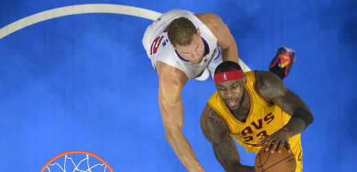Třicetiletý LeBron James se v pátek stal nejmladším basketbalistou v historii, který v NBA nastřílel 24 tisíc bodů.
