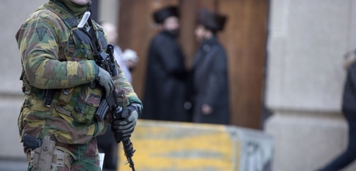 Belgický voják hlídající u synagogy.