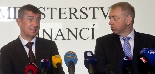 Ministři Andrej Babiš (financí, ANO) a Milan Chovanec (vnitra, ČSSD).