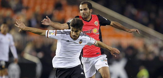 Fotbalisté Valencie se po vydřené výhře 3:2 nad Almeríou posunuli na třetí příčku španělské ligy.
