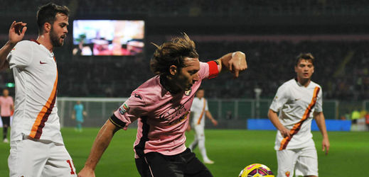 Fotbalisté AS Řím v 19. kole italské ligy jen remizovali 1:1 v Palermu.