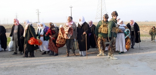Skupina jezídů pod kontrolou kurdských sil.