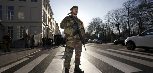 V ulicích Bruselu pochodují se samopaly vojáci.