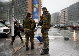 Vojáci hlídají ulice Bruselu po zmařeném pokusu o atentát.