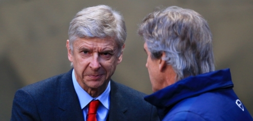 Arséne Wenger, trenér Arsenalu (vlevo), s koučem City Manuelem Pellegrinim.