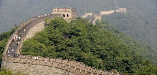Velká čínská zeď má včetně všech svých odboček neuvěřitelných 8858 kilometrů.