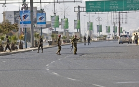 Povstalci střeží silnici nedaleko prezidentského paláce.