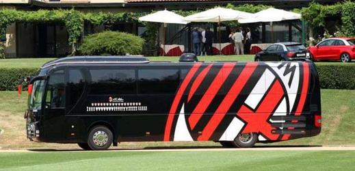 Na luxusní autobus mohou fotbalisté AC Milán zapomenout.