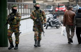 Vojáci hlídkují v ulicích Bruselu.
