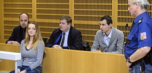 Petra Brožová a Jiří Kunčar (vpravo) u soudu.