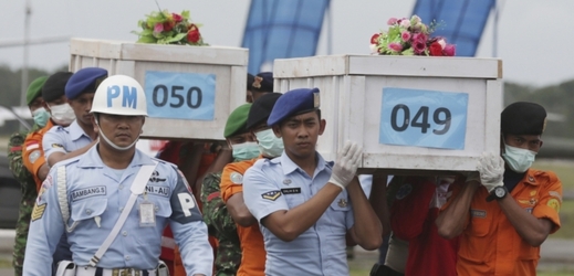 Z moře bylo zatím vytaženo 53 obětí neštěstí letadla společnosti AirAsia.