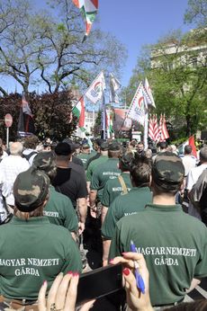 Maďarská garda protestuje proti zasedání Světového židovského kongresu v Budapešti, 2013.