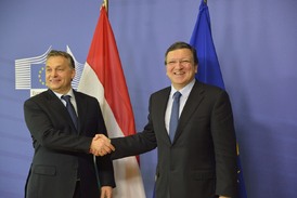 Neupřímné úsměvy. Populistický autokrat Orbán (vlevo) versus eurobyrokrat Barroso.