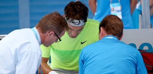 Roger Federer je ošetřován po bodnutí od včely.