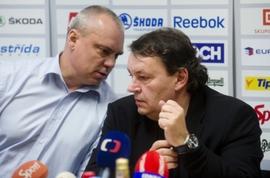 Martin Urban, generální sekretář Českého svazu ledního hokeje (vlevo) s šéfem svazu Tomášem Králem.