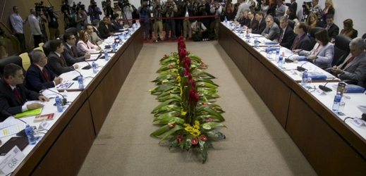 Americká delegace (vpravo) jednala s kubánskou stranou o normalizaci vzájemných vztahů).
