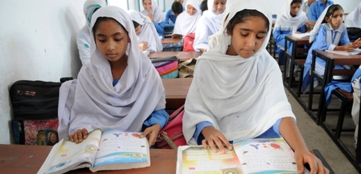 Studenti v jedné z pákistánských škol při učení.