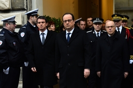 Zleva stojí Manuel Valls, prezident François Hollande a Bernard Cazeneuve.