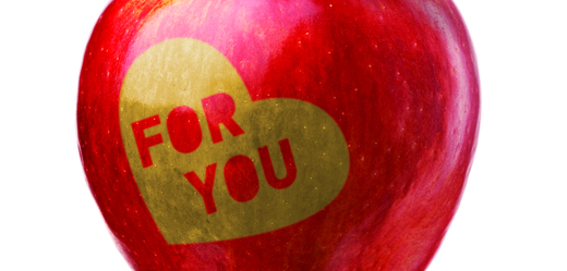 Tesco letos prodává jablka odrůdy Yonagold, která mají díky aplikovaným šablonám valentýnský motiv. Exkluzivně je dodá česká společnost VISS.