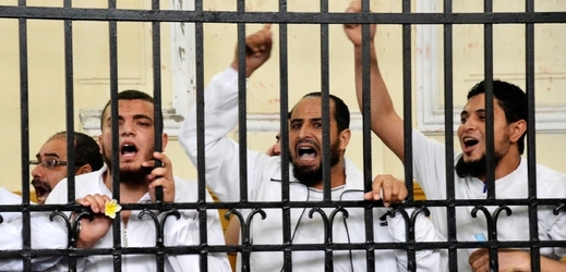 Islamisté před soudem v Egyptě.