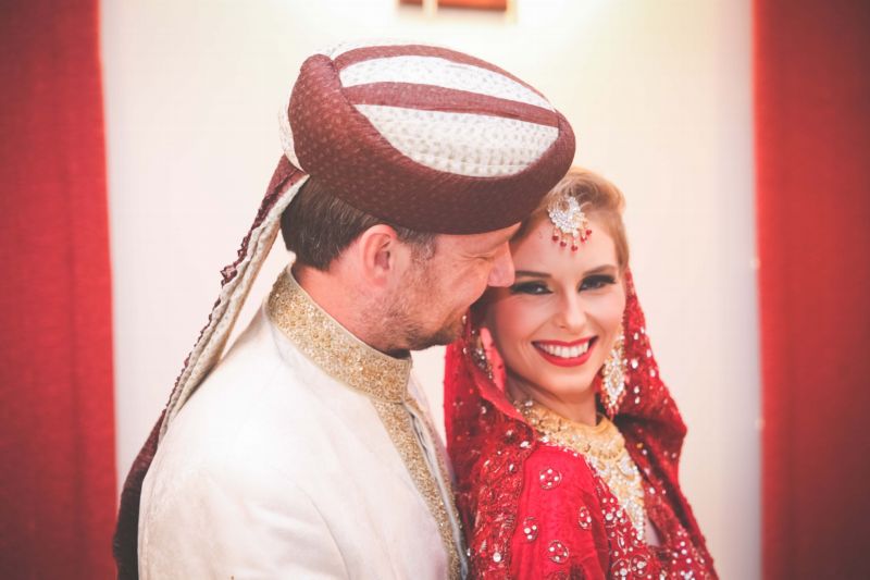 Svatba číslo 66. Poslední svatba roku 2014 se konala v Pákistánu v Karáčí v květnu. Tradicí je prý to, že ženy se sejdou několik dní před svatbou a ozdobí nevěstě ruce hennou, samozřejmě na to nebylo dost času a tak všechny tradice proběhly v jeden den. Nevěsta prý musí mít svůj obličej zakrytý až do podpisu, poté může svou tvář odhalit před svým novým manželem. Občerstvení proběhlo také tradičně- postupně k Alexovi a Lise přistupovali lidé, nabízeli jim své jídlo a přáli jim hodně štěstí, poté už přišel čas na tanec.