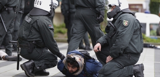 Zatýkání salafistů při demonstraci v Německu.