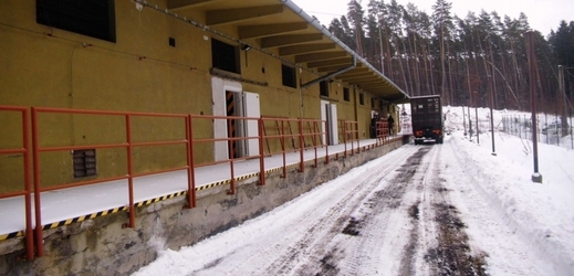 Ze skladu v areálu ve Vrběticích, části obce Vlachovice na Zlínsku, byly 9. ledna odvezeny chemické látky.