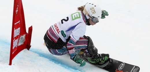 Snowboardistka Ester Ledecká nezíská na mistrovství světa v Rakousku po zlatu ve slalomu další medaili. Česká hvězda v paralelním obřím slalomu vypadla po chybě ve čtvrtfinále a skončí pátá.