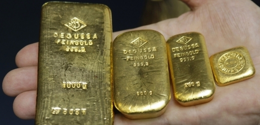 Cena zlata se v důsledku nejistoty opět zvedá. 