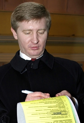 Achmetov ve volební místnosti v Donbasu roku 2008.