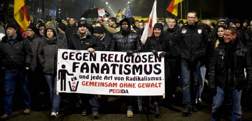 Demonstranti Pegidy v Drážďanech.