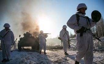 Ruští vojáci při zimním výcviku.
