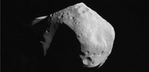 Snímek asteroidu Mathilde, pořízený vesmírnou lodí NEAR 27. června 1997.