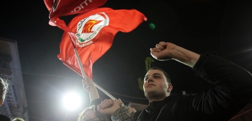 Lidé oslavují vítězství radikální levicové strany Syriza.