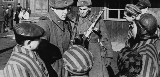 Sovětští vojáci s osvětimskými vězni.