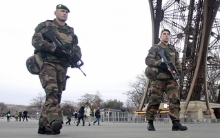 Vojáci hlídají v centru Paříže. V budoucnu běžný obrázek?