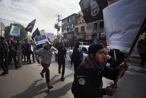 Arabové v Paříži demonstrují proti Izraeli a válce v Gaze.