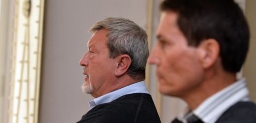 Petr Beran (vlevo) a Kamil Líbal u soudu.