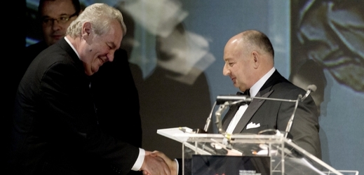 Prezident Evropského židovského kongresu Moše Kantor (vpravo) se zdraví s prezidentem Milošem Zemanem (vlevo).