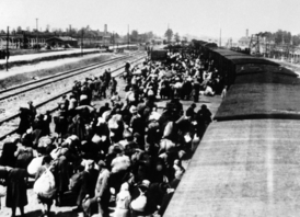 Příjezd transportu židovských občanů do koncentračního tábora v Osvětimi.