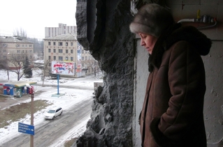 Obyvatelka Gorlovky ve svém bytě po zásahu granátem.