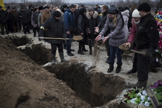 Pohřeb obětí ostřelování Mariupolu.